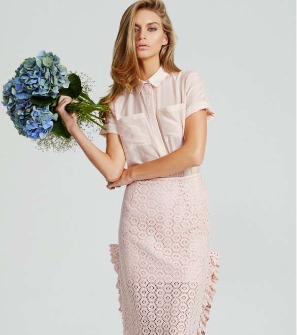 اعتمدي موضة التنورة بالقصة المستقيمة من الدانتيل من مجموعة Alice Maccall