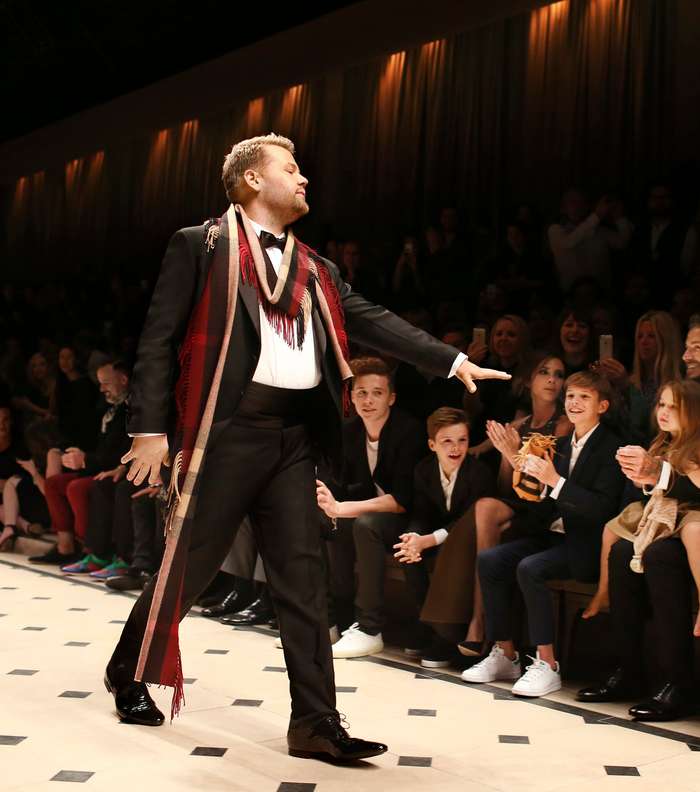 من نهاية عرض ازياء بربري، اليك جوردن دان وكريستوفر بايلي وناعومي بايلي