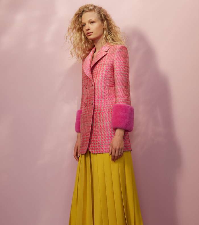 التنورة المثنية مع السترة الرسمية من فندي Resort 2018