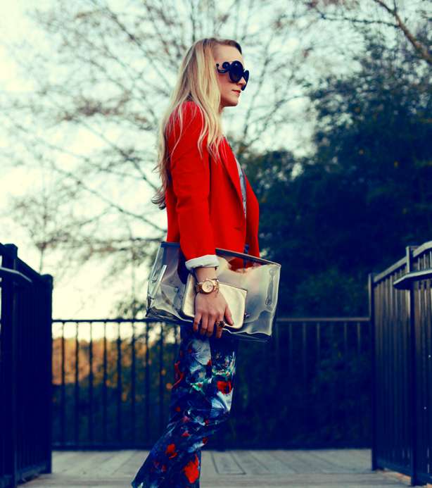 ارتدي البلايزر الملونة مع السروال المطبع