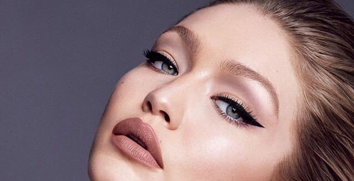 حيلة ذكية تعتمدها جيجي حديد قبل تحديد الشفاه لتزيد من حجمها وجاذبيتها خلال دقائق!