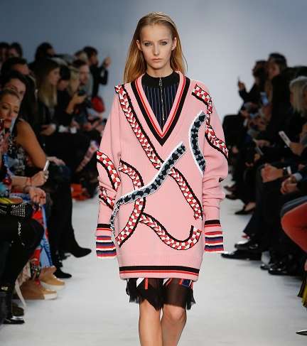 اطلالة مع كنزة على شكل فستان من توقيع علامة Emilio Pucci