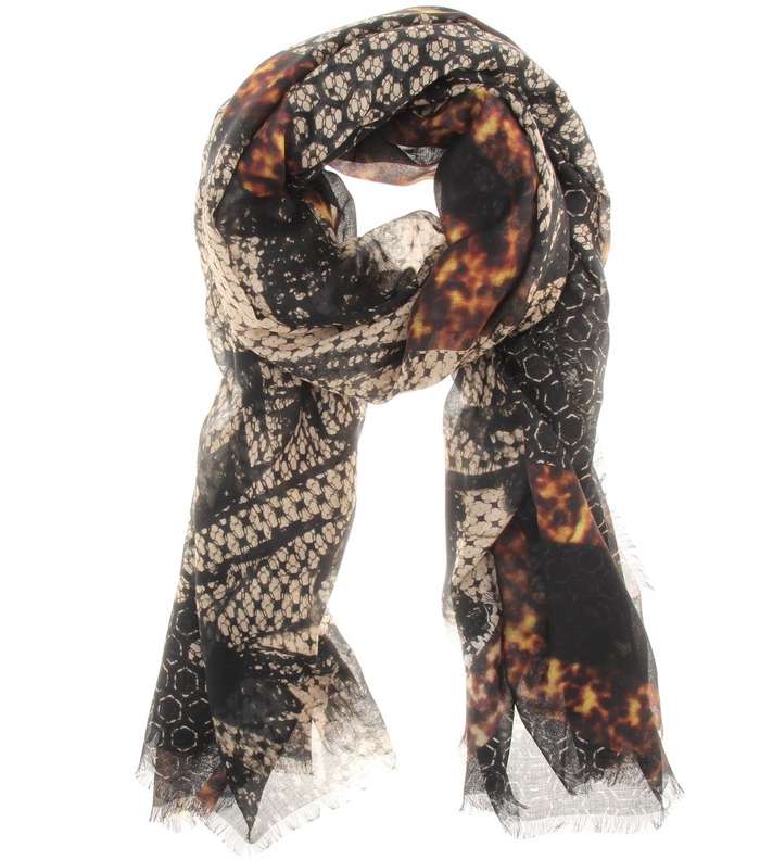 للمرأة الحامل، ننصحها باختيار الشال المطبّع لتزيين إطلالتها