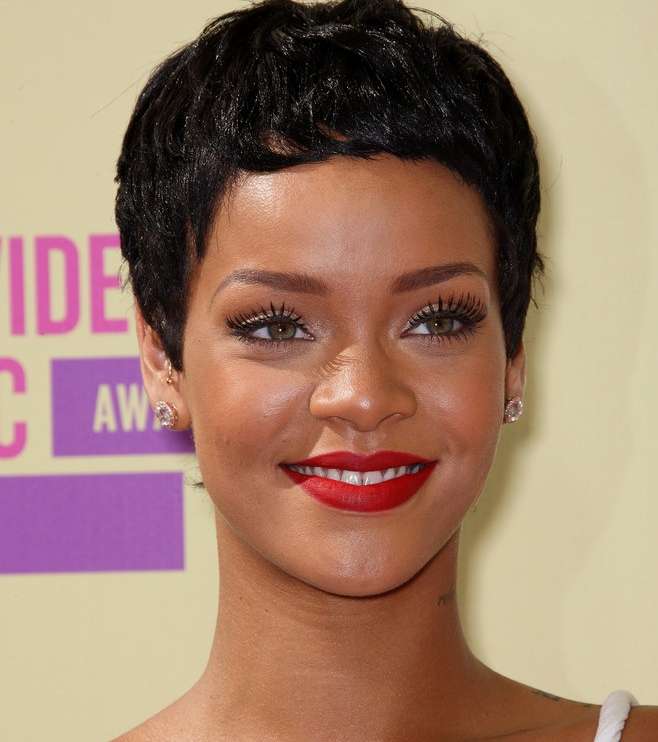 Rihanna تتألّق بقصّة البوي