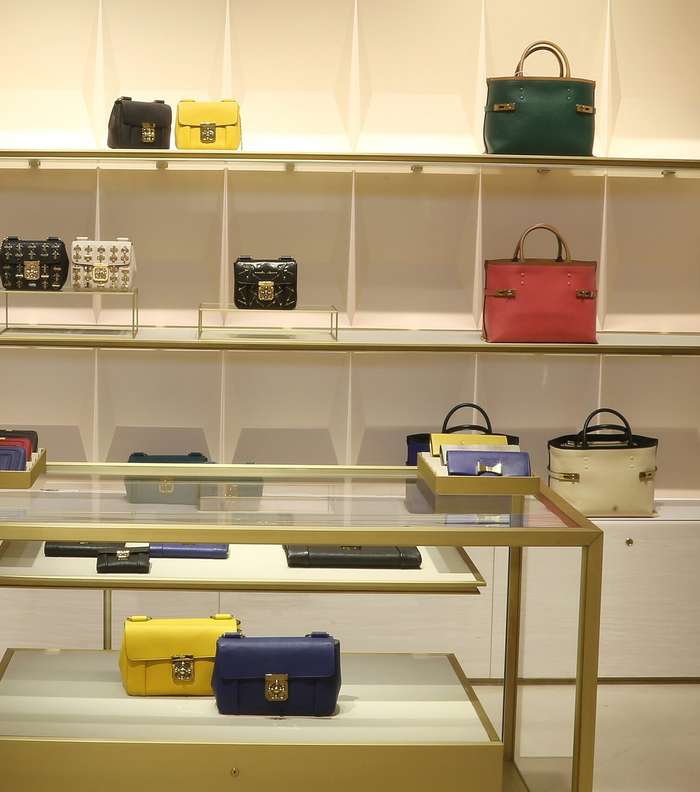 ستاند الشنط في متجر Chloé الجديد في الرياض