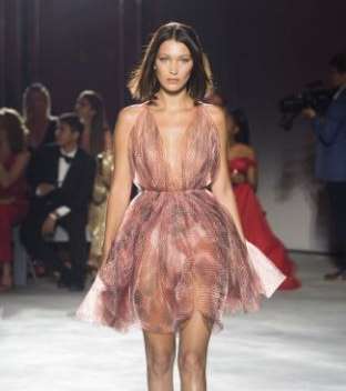 بيلا حديد بفستان من Ezzedine Alaia في عرض ازياء Fashion for relief