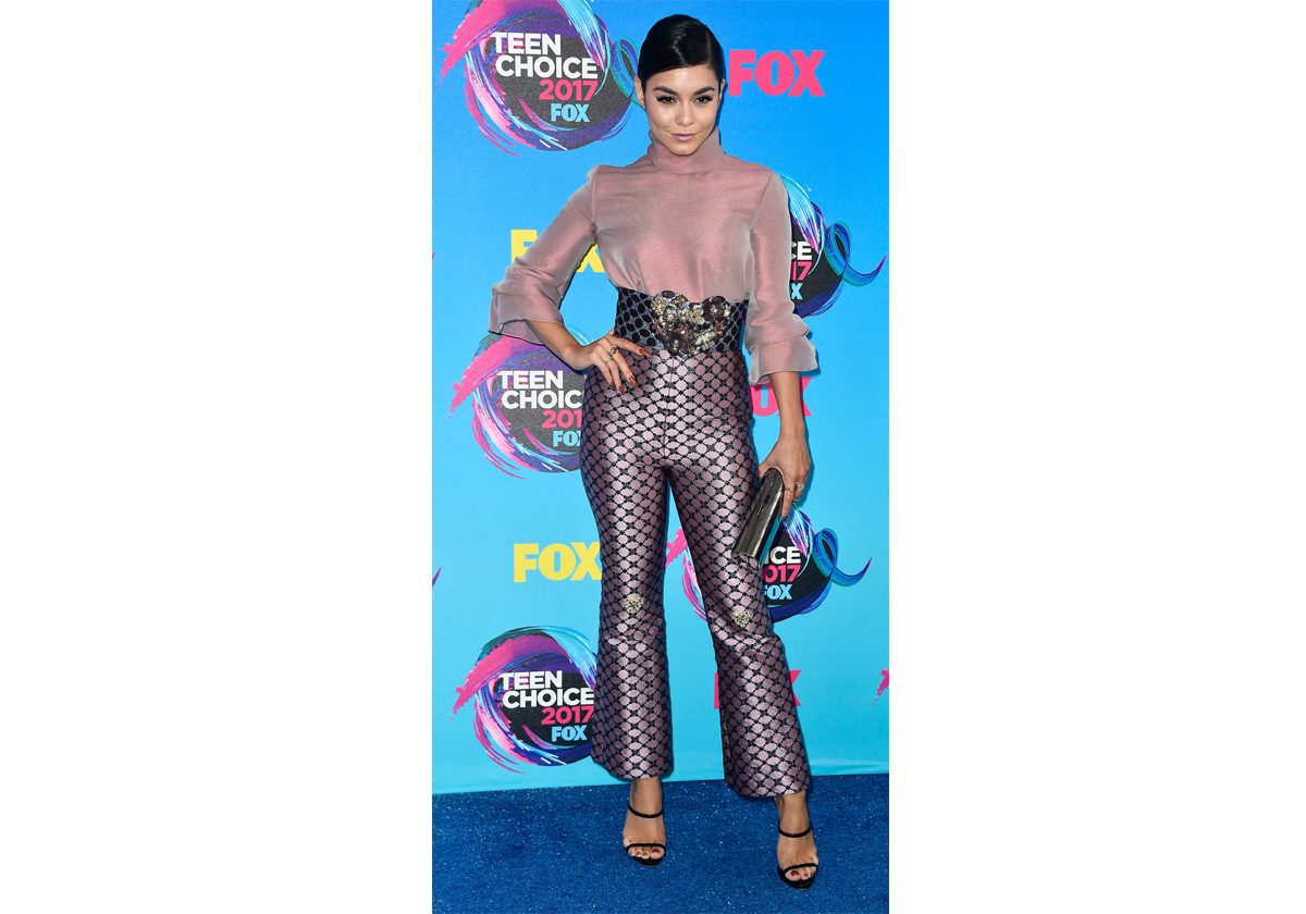 فانيسا هادجنز بموضة السروال الميتاليكي الواسع بطول الكاحل في حفل Teen Choice Awards