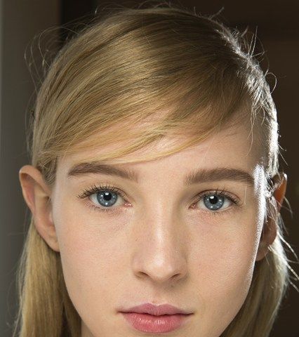 الماكياج البسيط والغرة الجانبية الطويلة مع  Jil Sander