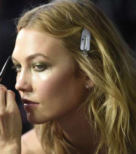 صورة من كواليس ماكياج Versace  لشتاء 2016