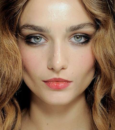 مكياج السموكي عند الزاوية الخارجية يبرز خدّيك