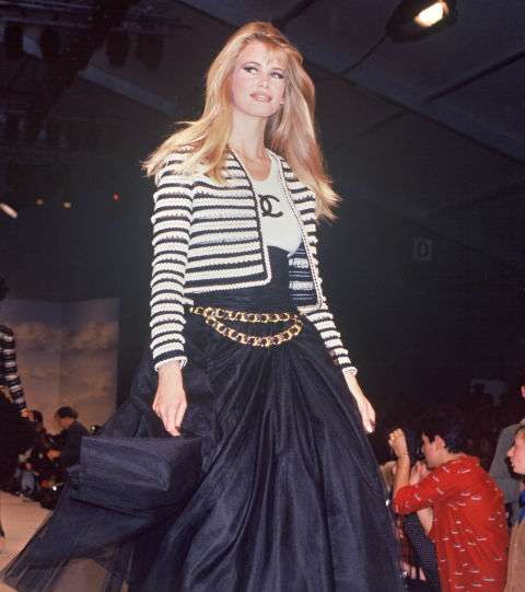 كلوديا شيفير بموضة تنورة التول وحذاء الـ Brogue خلال عرض ازياء CHANEL سنة 1991