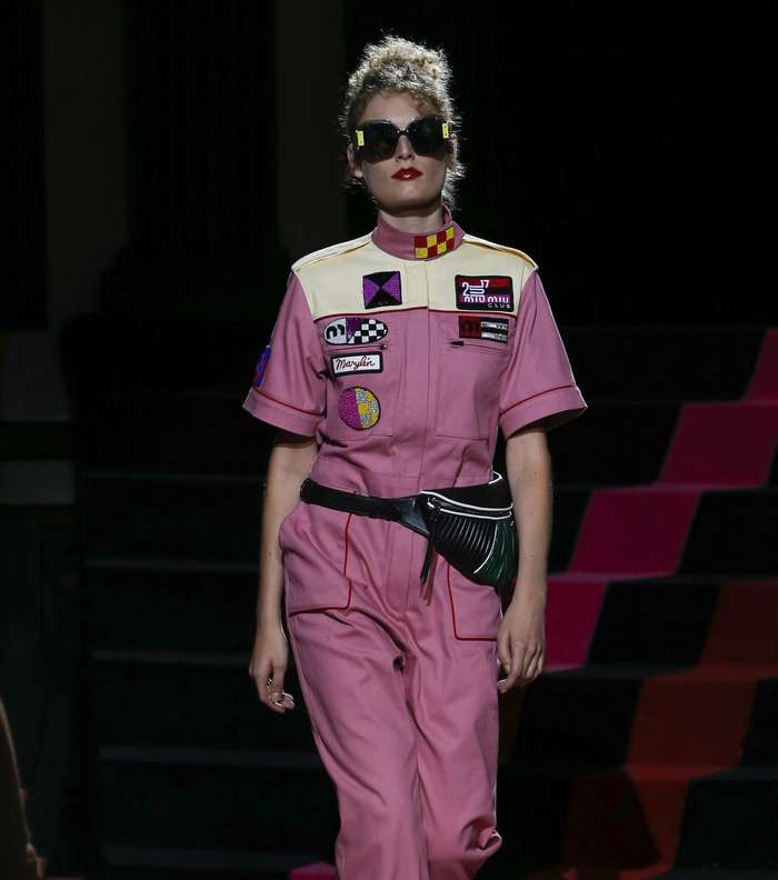 الاوفرول المزين بالملصقات من Miu Miu Resort 2018