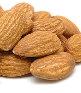 اللوز النيء 