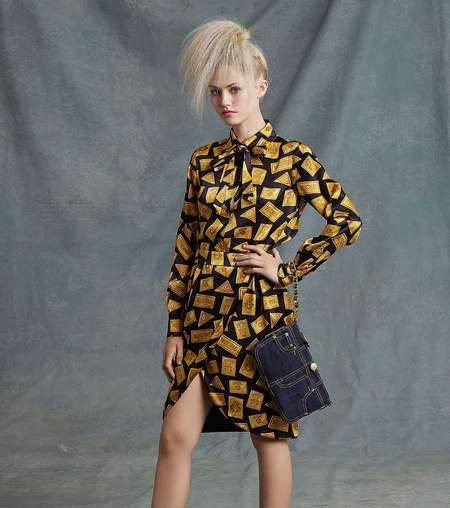 من مجموعة Moschino Resort 2015، إليك موضة الأقمشة المطبعة
