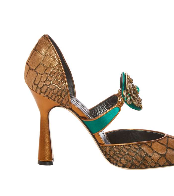 حذاء مانولو بلانيك الميتاليكي من متجر بلومينغديلز لاطلالة العيد