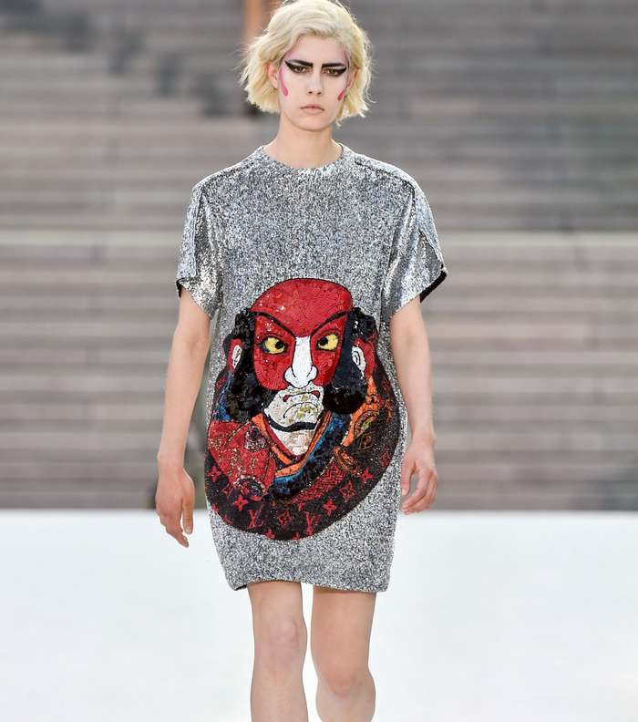 فستان الترتر المطبع باسلوب الـ T shirt الفضفاضة من لويس فويتون كروز 2018
