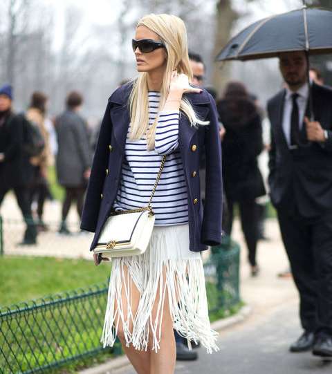 من طرق تنسيق القميص المقلم ان ترتديه مع السترة العسكرية