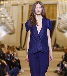 تعرفي على سر الأناقة والرقي مع أزياء  Roland Mouret لربيع وصيف 2016