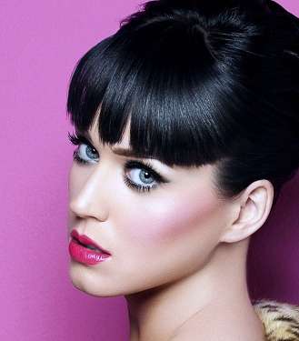 المكياج الوردي يليق بالشعر الأسود هذا الصيف