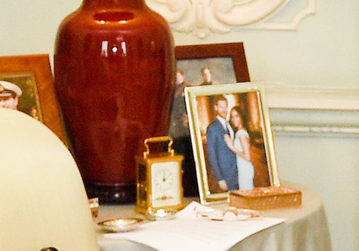 صورة غير منشورة للأمير هاري وميغان ماركل في غرفة جلوس الملكة إليزابيث!