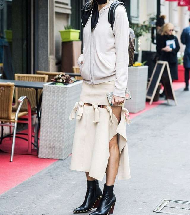 من حيل الموضة المميزة ان ترتدي الكنزة الرياضية Hoodie مع التنورة الرسمية