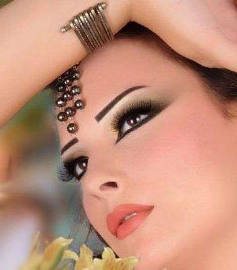 إطلالة لافتة بكحلة عينين جذّابة
