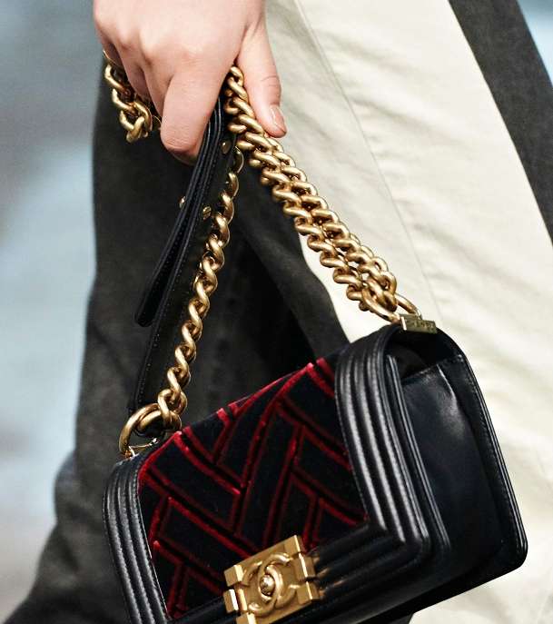 حقيبة البوي من المخمل من مجموعة CHANEL Metiers D'art 2016