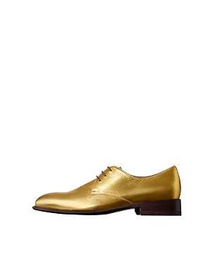 تميزي بإطلالة متألقة مع حذاء ذهبي مميز من تصميم دار Celine