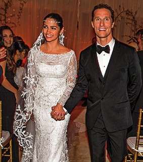  كاميلا ألفيس اختارت وثوب زفاف ضيّق من المصمم البرازيلي Ducarmo Catelo Branco. 