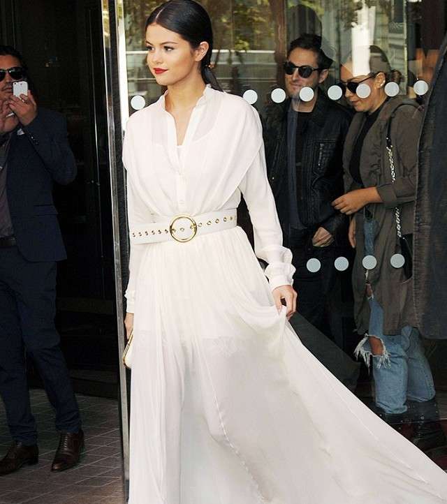 سيلينا غوميز تعتمد موضة الـ Shirt Dress