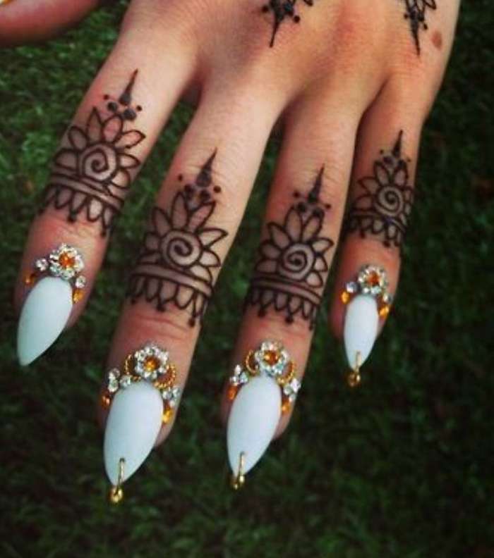 إليك نقش اصابع لحناء ناعم ومميز