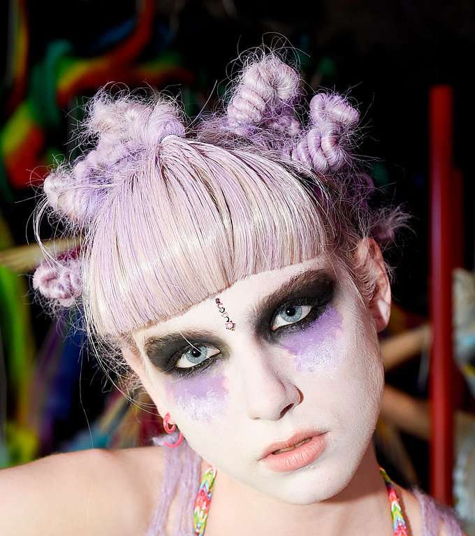 وجه المهرّج مع Sophia Webster