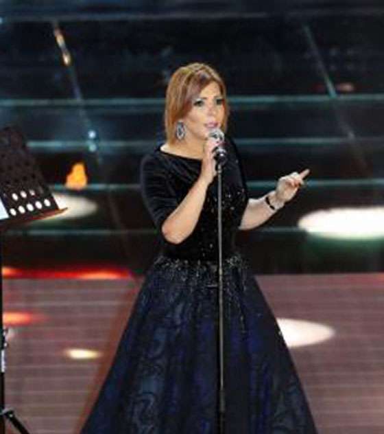 اصالة نصري تعتمد موضة الفستان المطبع بالقصة المنفوخة والياقة بقصة البحارة