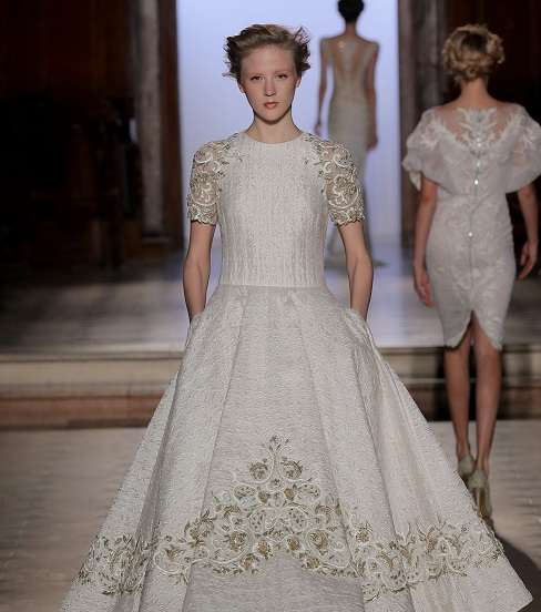 الفستان بالطول المتوسط والتنورة المنفوخة من طوني ورد لصيف 2017