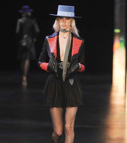 من سان لوران، اليك موضة الشال الرفيع على الرقبة