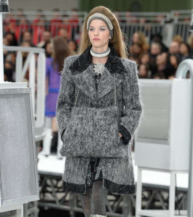 التنورة الصوفية مع السترة الصوفية الفضفاضة من CHANEL لشتاء 2018