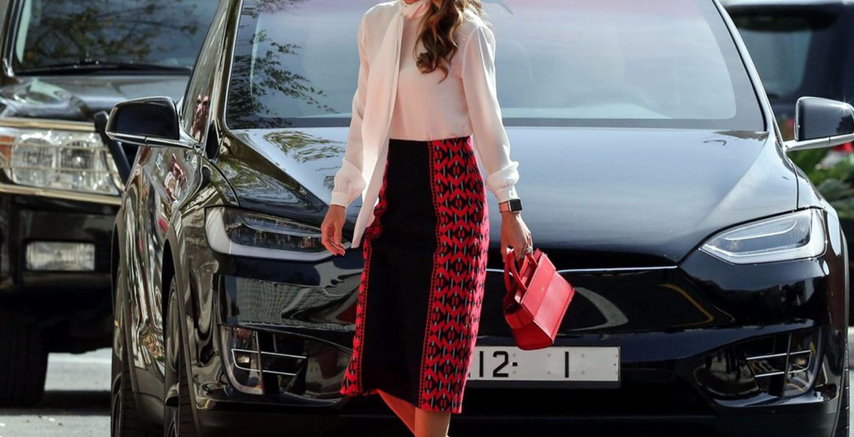 الملكة رانيا ترتدي من توقيع المصممة اللبنانية