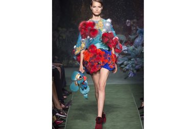 الفستان المزين بالفرو الملون على شكل ازهار من فندي لشتاء 2018