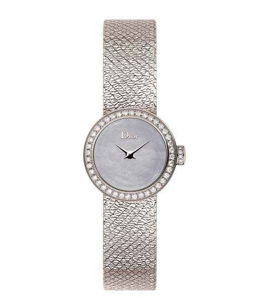 استوحي اطلالاتك هذا الموسم من  ساعة  La D de Dior Satine