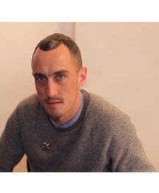   المصمم Richard Nicoll