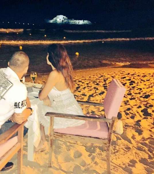 سيرين عبد النور وزوجها على شاطئ البحر
