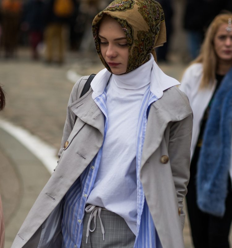 موضة الـ Layering مع القماش المقلم والمقطع ومعطف الترنش والكنزة الكلاسيكية بالياقة العالية