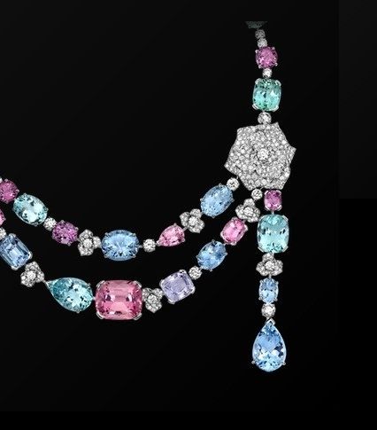 Piaget والأحجار الملونّة في أجمل ابتكاراته 