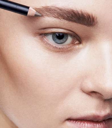 طريقة رسم الحواجب بدون تشقير