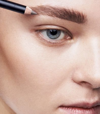 طريقة رسم الحواجب بدون تشقير