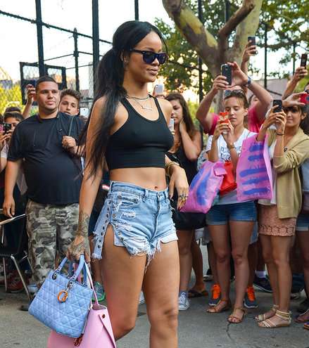 من صيحات الموضة أن ترتدي حقيبتين في اطلالة واحدة وهذا ما اعتمدته ريهانا