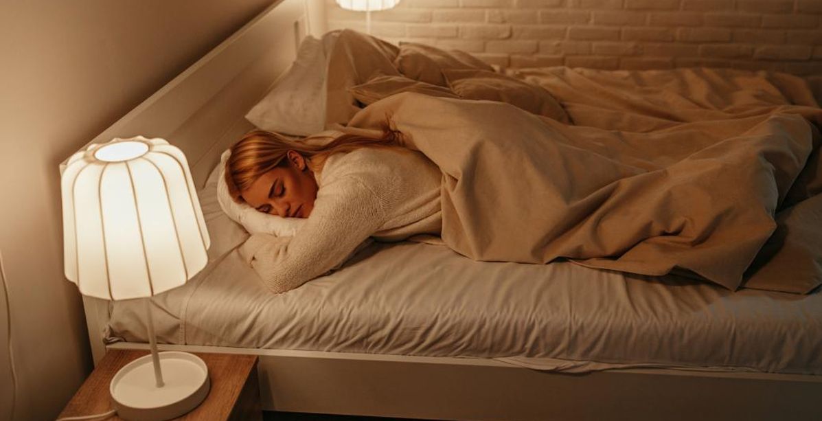 دراسة تحذرك من إضاءة النور أثناء النوم