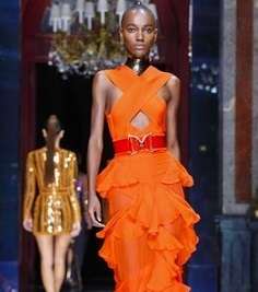 تعرفي على جميع الإطلالات المتألقة خلال عرض أزياء Balmain لصيف 2016