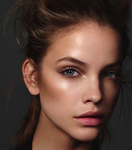 وسّعي مدى وجهك وضعي البلاش عند آخر خدودك