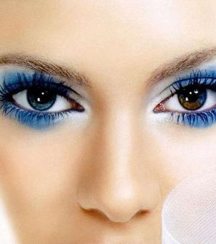 مكياج عيون بمختلف تدرّجات الأزرق 